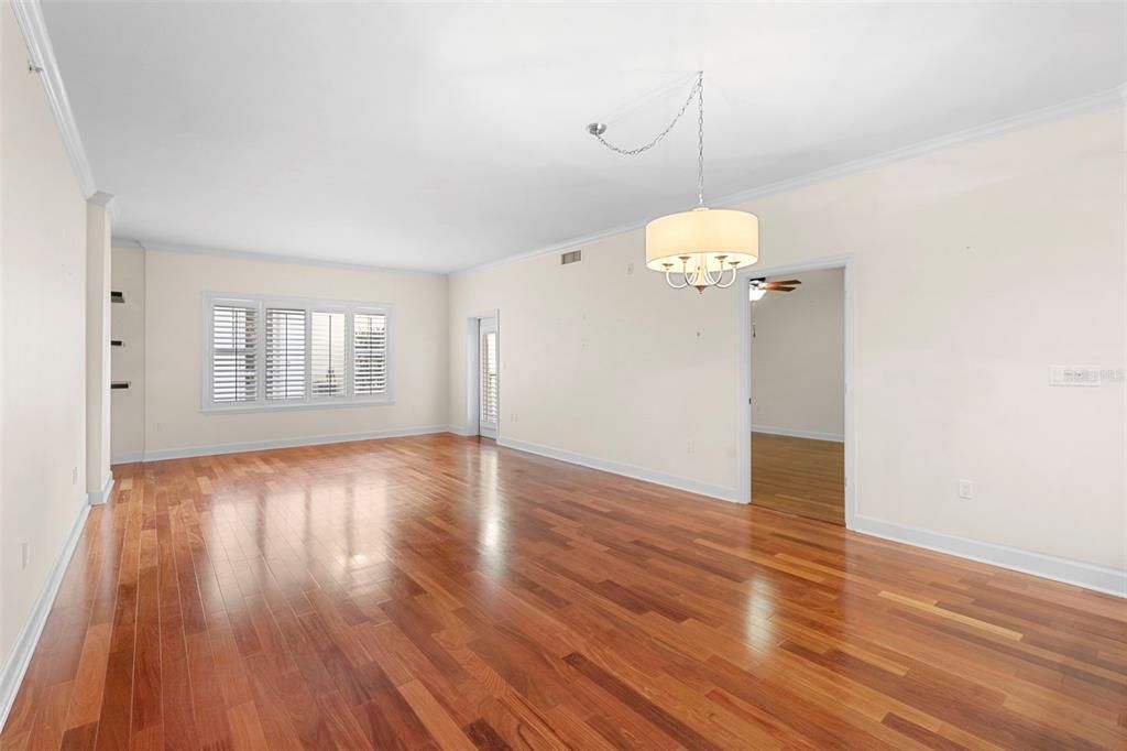 For Sale: $319,000 (1 beds, 1 baths, 992 Square Feet)