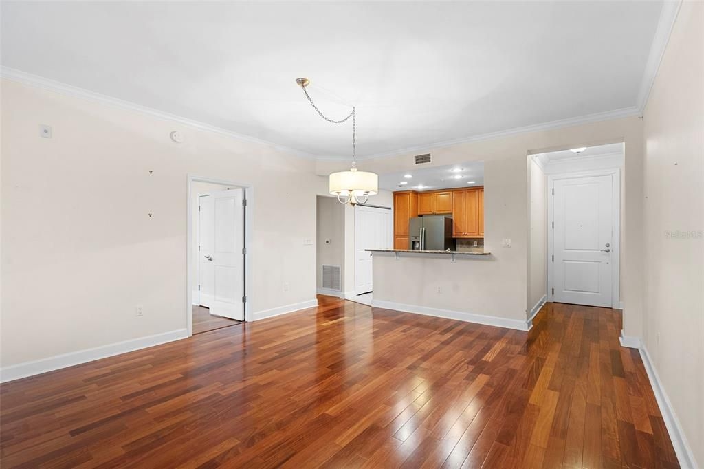 For Sale: $319,000 (1 beds, 1 baths, 992 Square Feet)