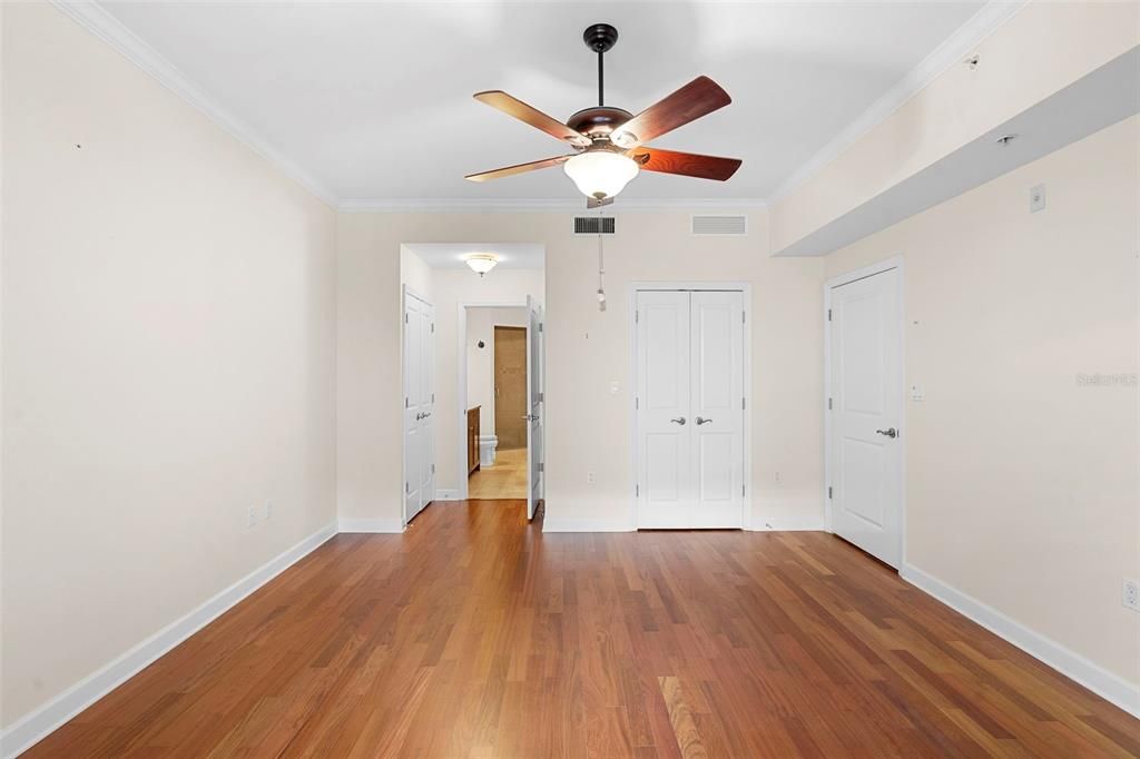 For Sale: $319,000 (1 beds, 1 baths, 992 Square Feet)