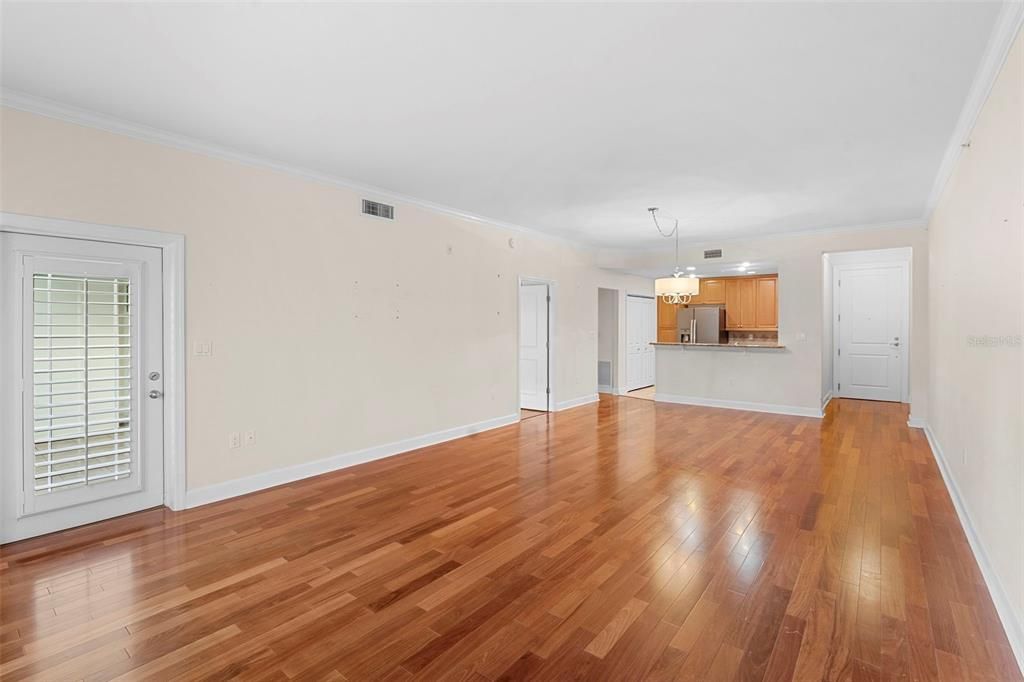 For Sale: $319,000 (1 beds, 1 baths, 992 Square Feet)