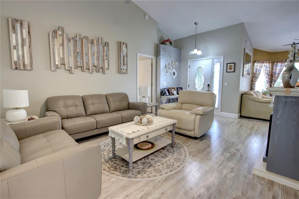 For Sale: $359,900 (3 beds, 2 baths, 1500 Square Feet)