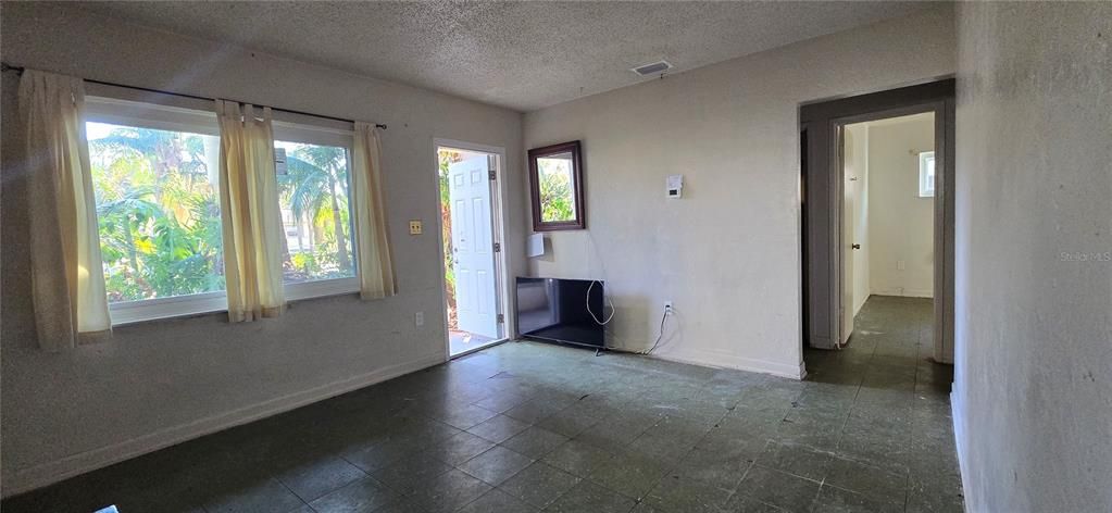 合同活跃: $200,000 (2 贝兹, 1 浴室, 692 平方英尺)