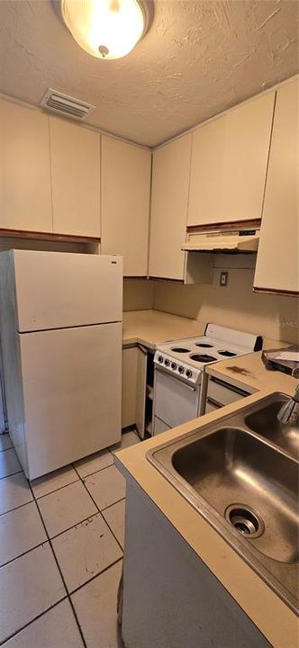 合同活跃: $200,000 (2 贝兹, 1 浴室, 692 平方英尺)