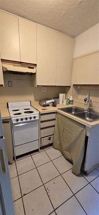 合同活跃: $200,000 (2 贝兹, 1 浴室, 692 平方英尺)