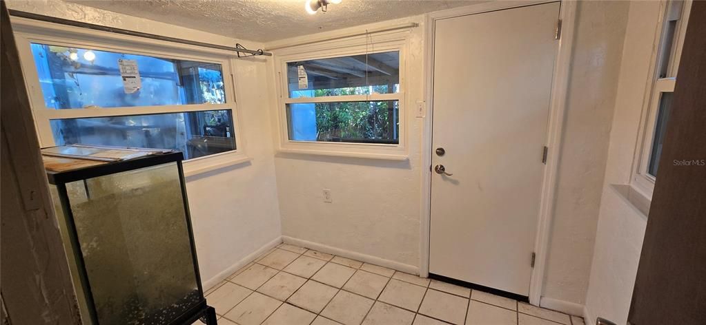 合同活跃: $200,000 (2 贝兹, 1 浴室, 692 平方英尺)