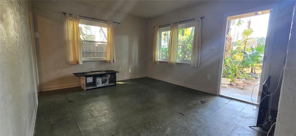 合同活跃: $200,000 (2 贝兹, 1 浴室, 692 平方英尺)