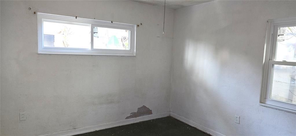 合同活跃: $200,000 (2 贝兹, 1 浴室, 692 平方英尺)