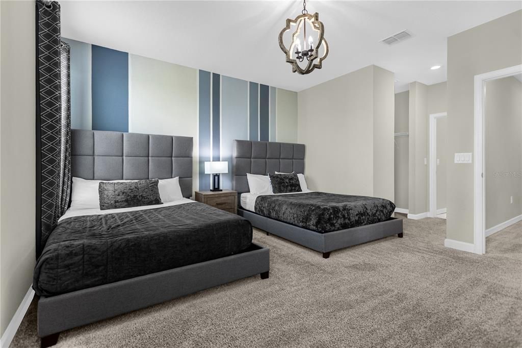 合同活跃: $450,000 (6 贝兹, 5 浴室, 3291 平方英尺)