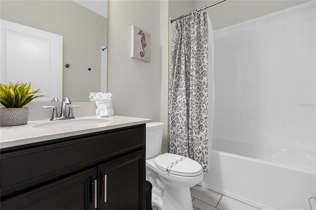 合同活跃: $450,000 (6 贝兹, 5 浴室, 3291 平方英尺)