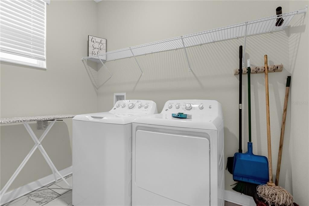 合同活跃: $450,000 (6 贝兹, 5 浴室, 3291 平方英尺)