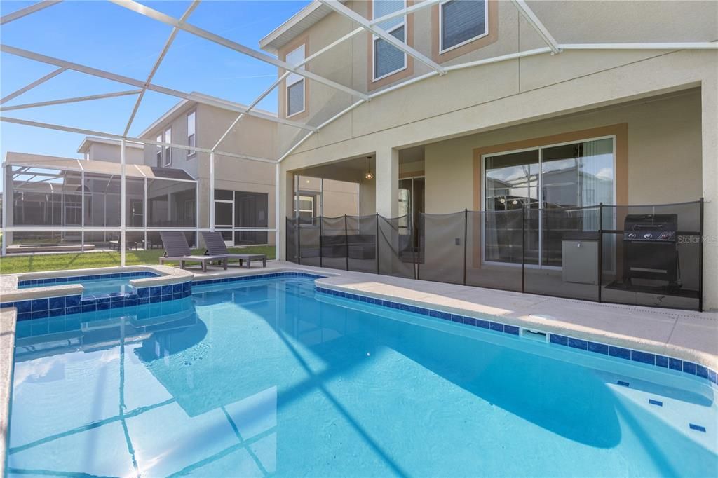 合同活跃: $450,000 (6 贝兹, 5 浴室, 3291 平方英尺)