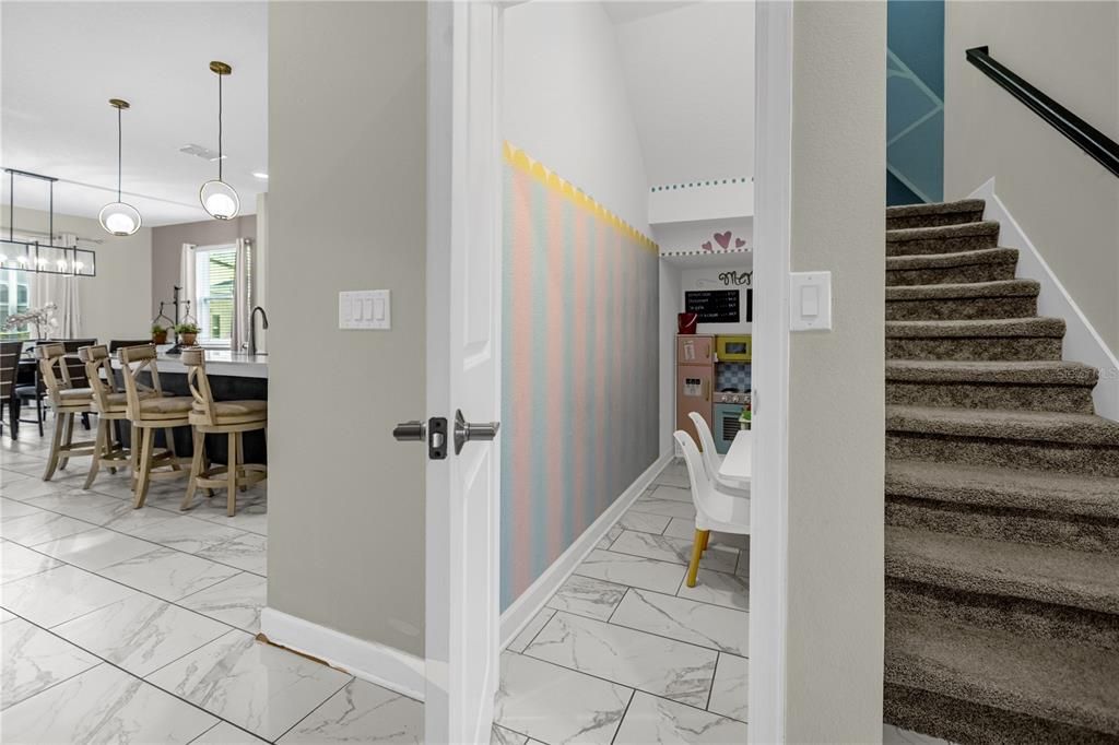 合同活跃: $450,000 (6 贝兹, 5 浴室, 3291 平方英尺)