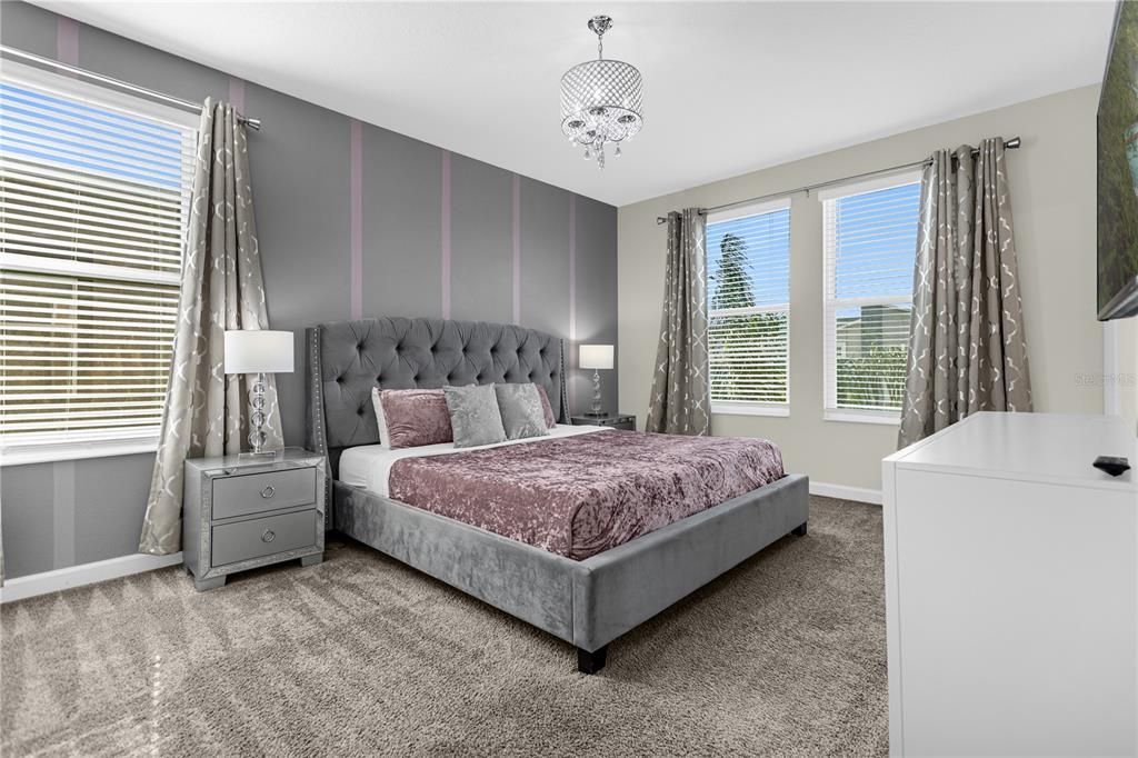 合同活跃: $450,000 (6 贝兹, 5 浴室, 3291 平方英尺)