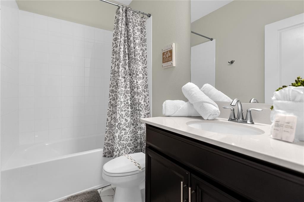 合同活跃: $450,000 (6 贝兹, 5 浴室, 3291 平方英尺)