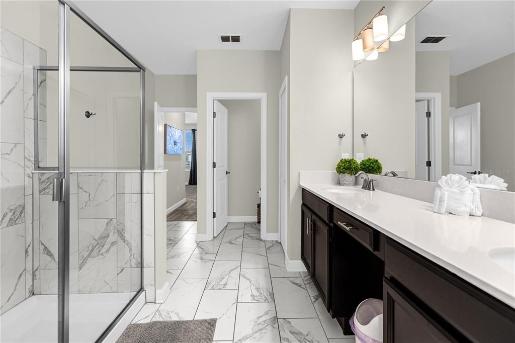 合同活跃: $450,000 (6 贝兹, 5 浴室, 3291 平方英尺)