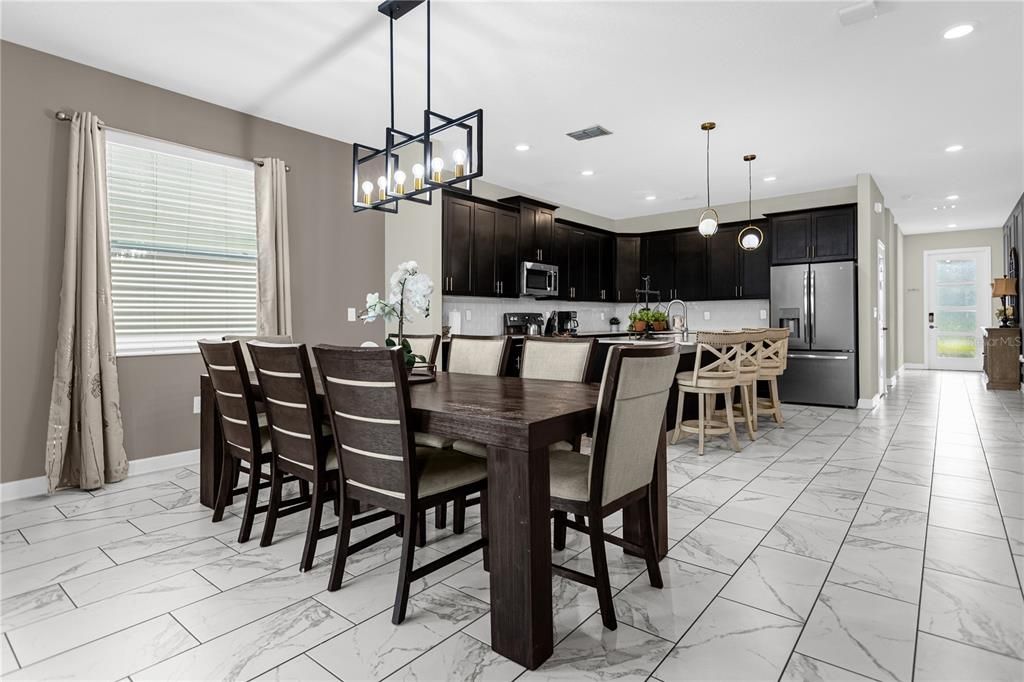 合同活跃: $450,000 (6 贝兹, 5 浴室, 3291 平方英尺)