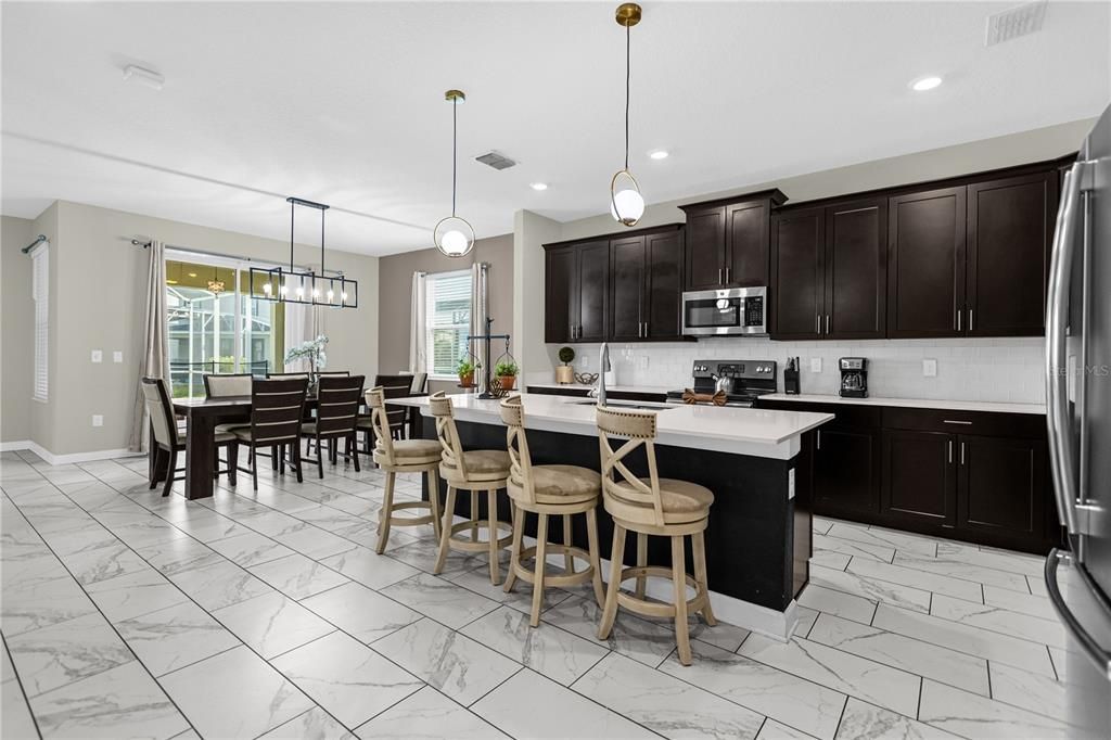 合同活跃: $450,000 (6 贝兹, 5 浴室, 3291 平方英尺)