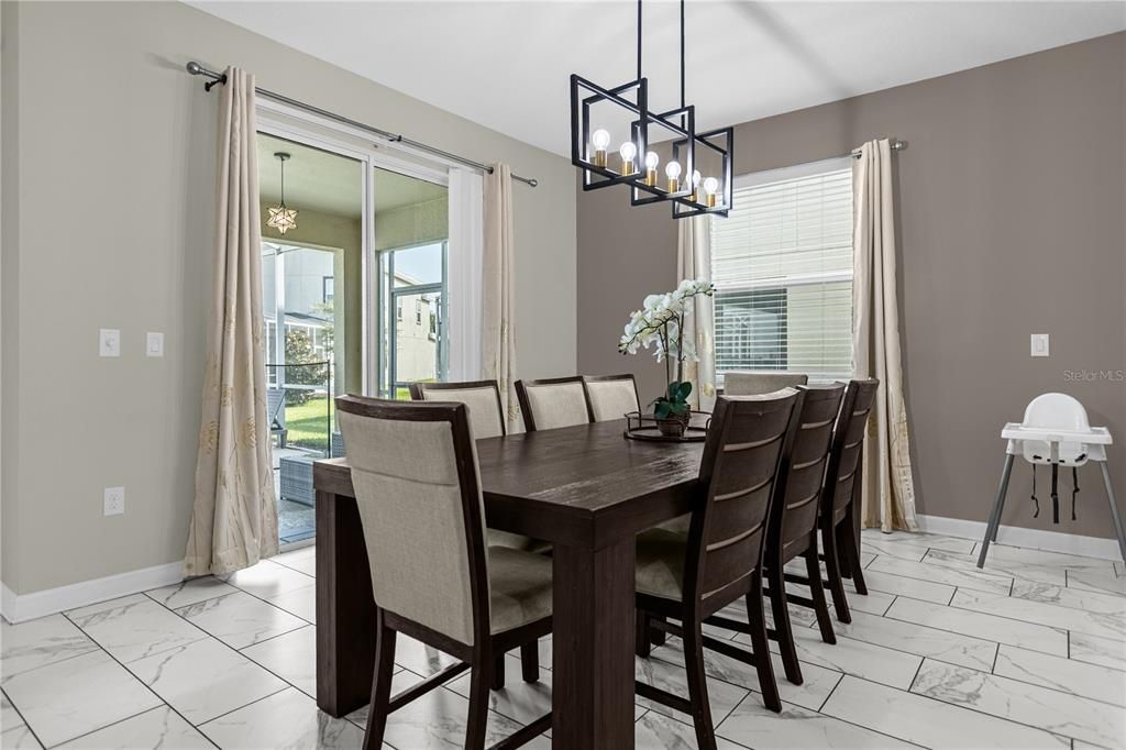 合同活跃: $450,000 (6 贝兹, 5 浴室, 3291 平方英尺)