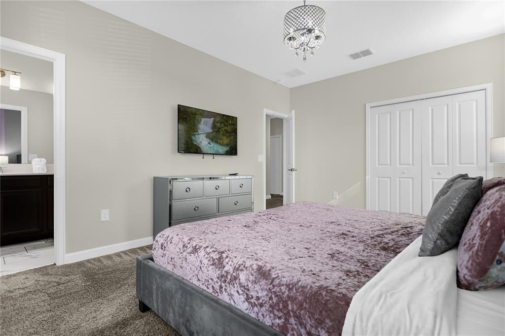 合同活跃: $450,000 (6 贝兹, 5 浴室, 3291 平方英尺)