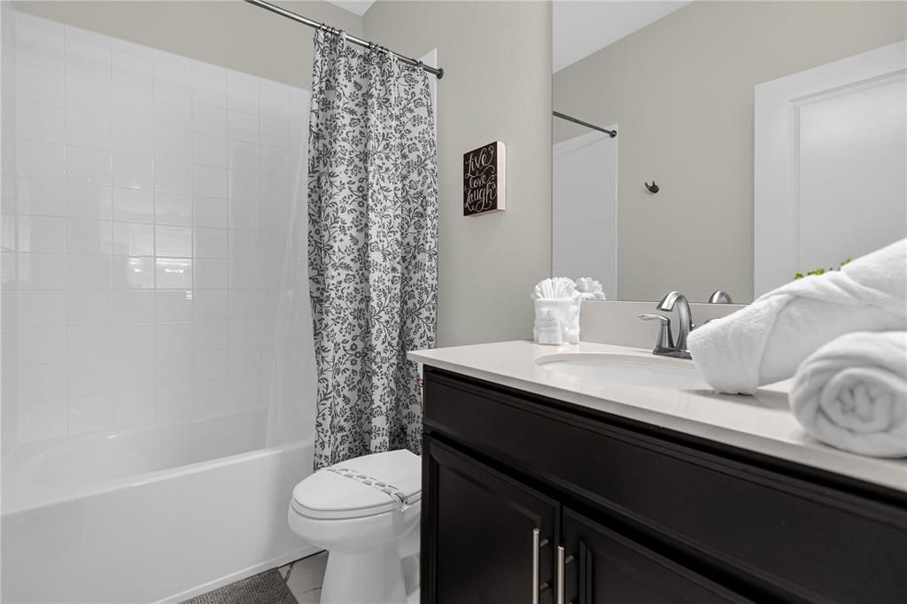 合同活跃: $450,000 (6 贝兹, 5 浴室, 3291 平方英尺)