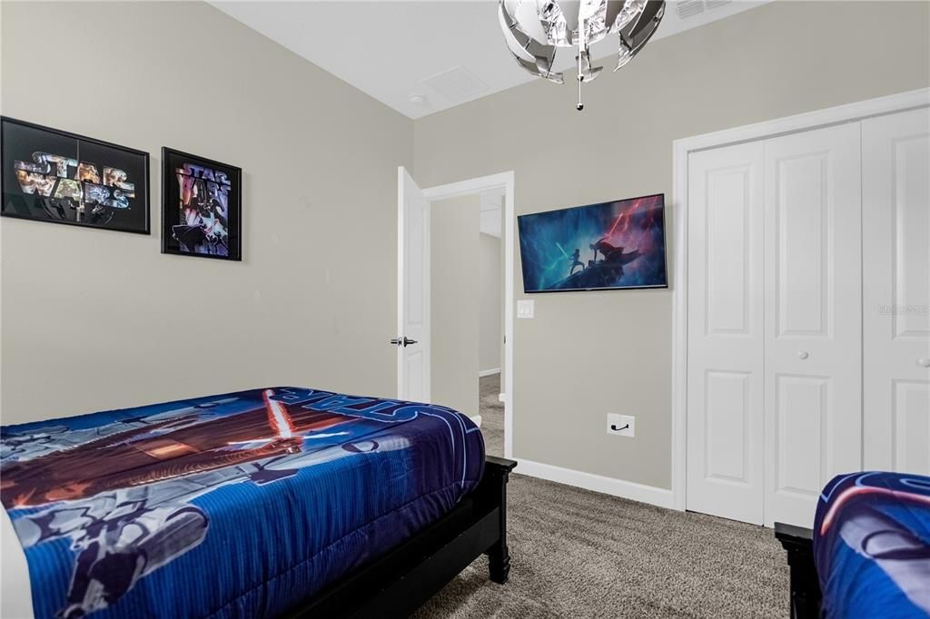 合同活跃: $450,000 (6 贝兹, 5 浴室, 3291 平方英尺)