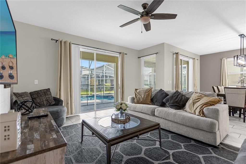 合同活跃: $450,000 (6 贝兹, 5 浴室, 3291 平方英尺)