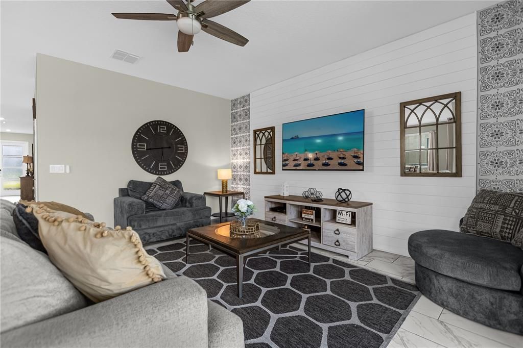 合同活跃: $450,000 (6 贝兹, 5 浴室, 3291 平方英尺)