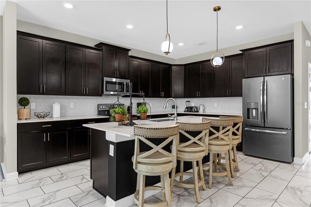 合同活跃: $450,000 (6 贝兹, 5 浴室, 3291 平方英尺)