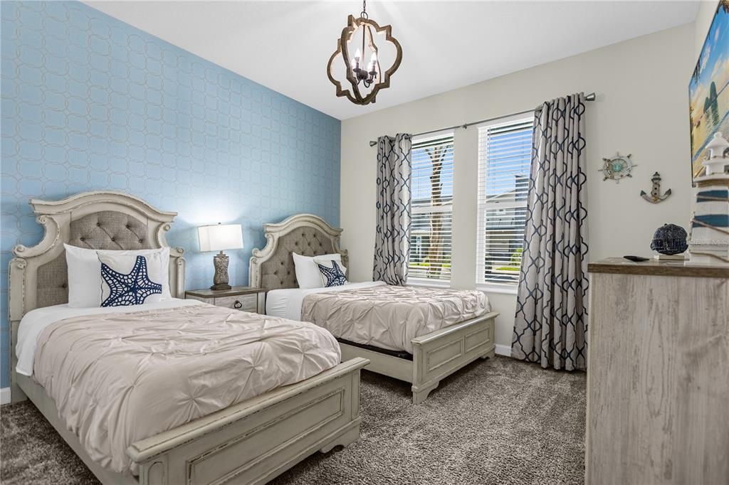 合同活跃: $450,000 (6 贝兹, 5 浴室, 3291 平方英尺)