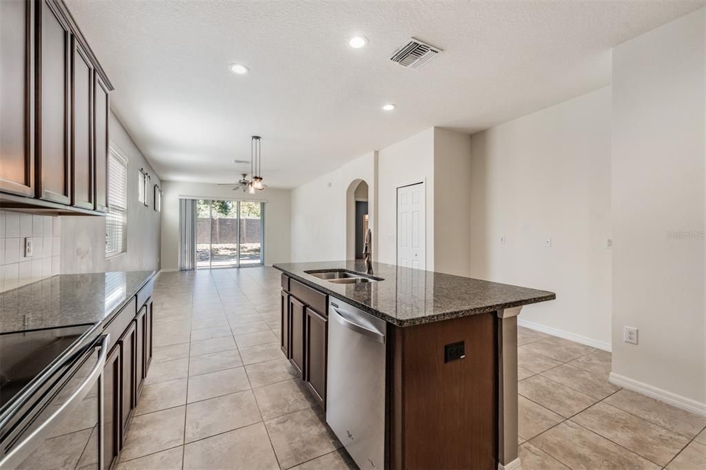 En Venta: $450,000 (3 camas, 2 baños, 2046 Pies cuadrados)