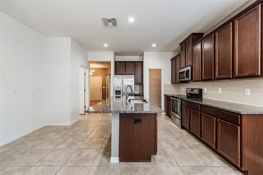 En Venta: $450,000 (3 camas, 2 baños, 2046 Pies cuadrados)