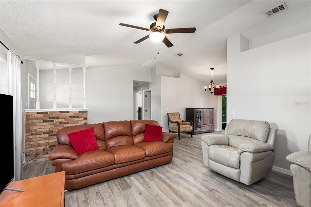 Active With Contract: $290,000 (3 beds, 2 baths, 1298 Square Feet)