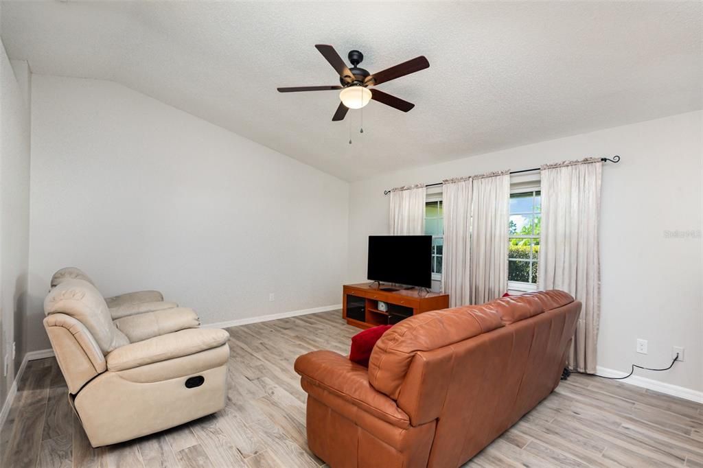 Active With Contract: $290,000 (3 beds, 2 baths, 1298 Square Feet)