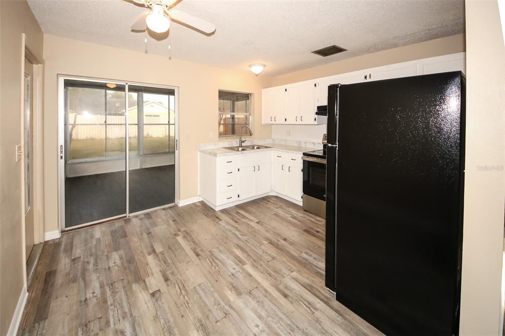 Active With Contract: $208,000 (2 beds, 1 baths, 806 Square Feet)