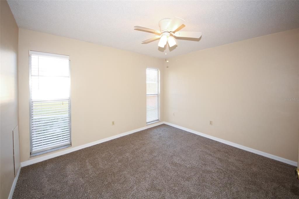 Active With Contract: $208,000 (2 beds, 1 baths, 806 Square Feet)