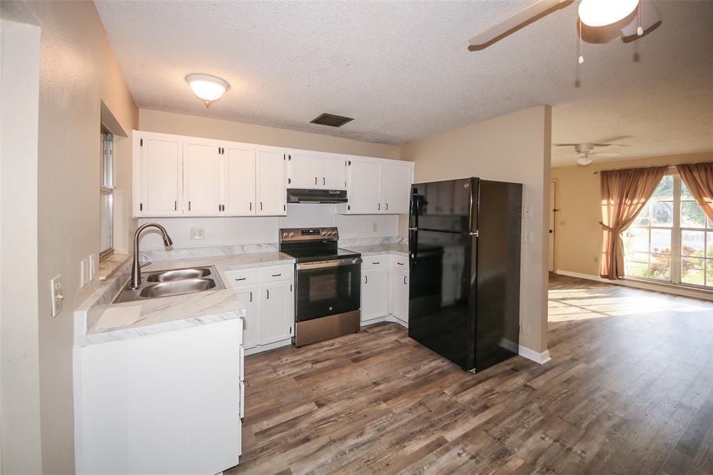 Active With Contract: $208,000 (2 beds, 1 baths, 806 Square Feet)