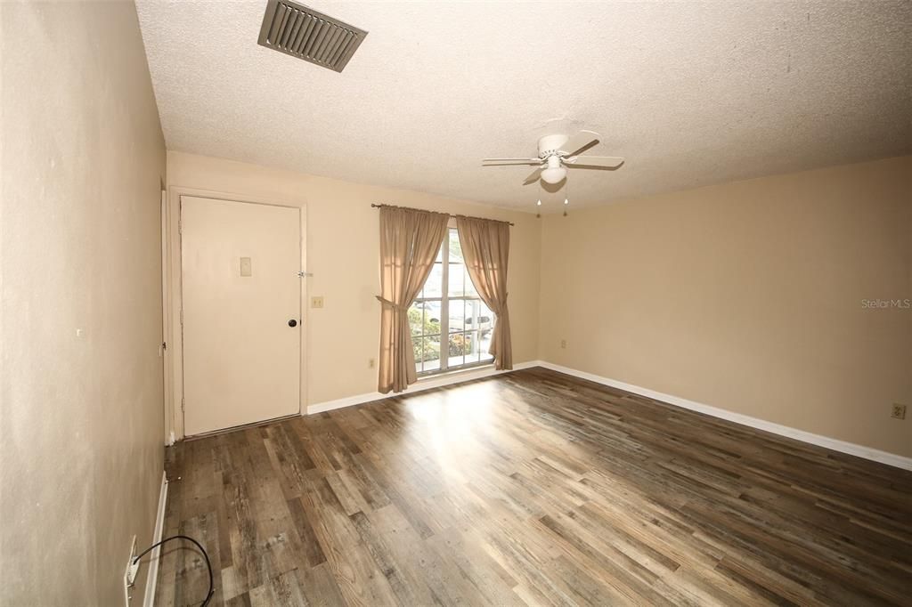 Active With Contract: $208,000 (2 beds, 1 baths, 806 Square Feet)