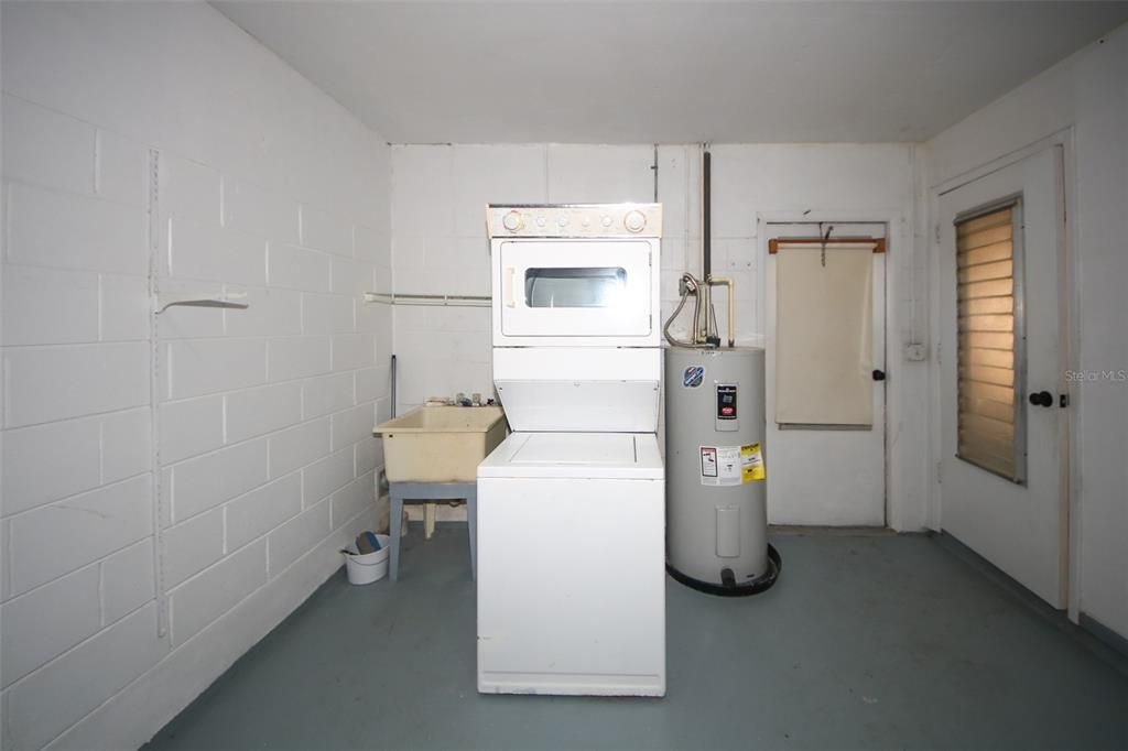 Active With Contract: $208,000 (2 beds, 1 baths, 806 Square Feet)