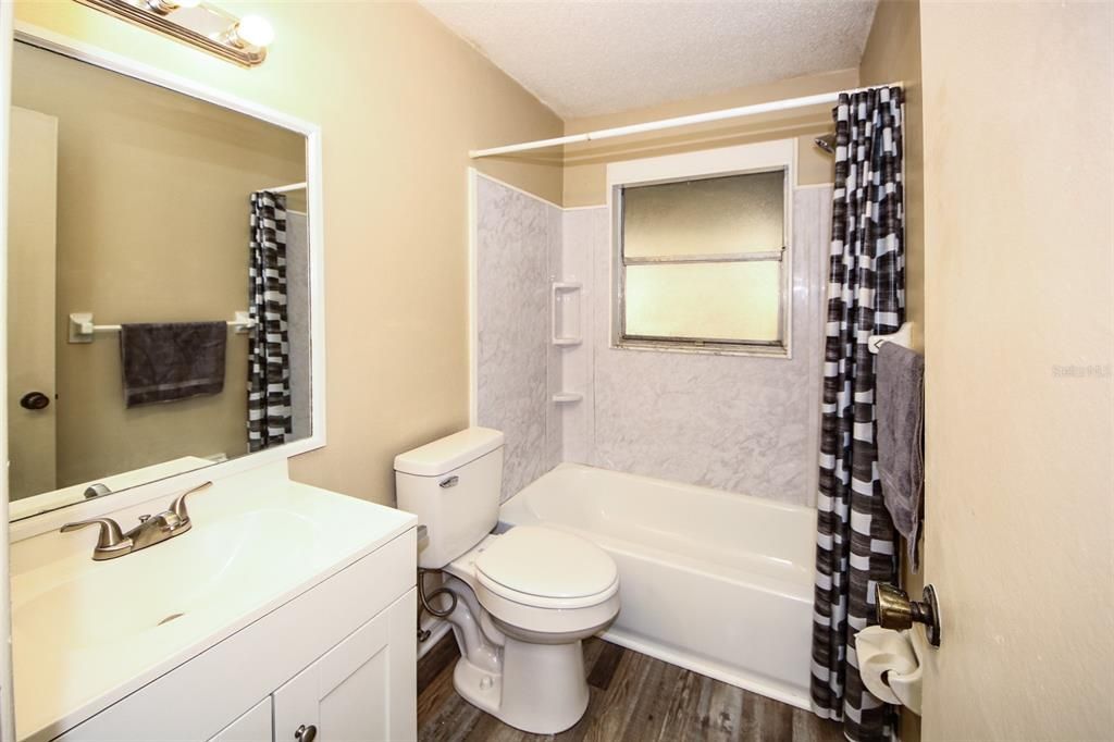 Active With Contract: $208,000 (2 beds, 1 baths, 806 Square Feet)