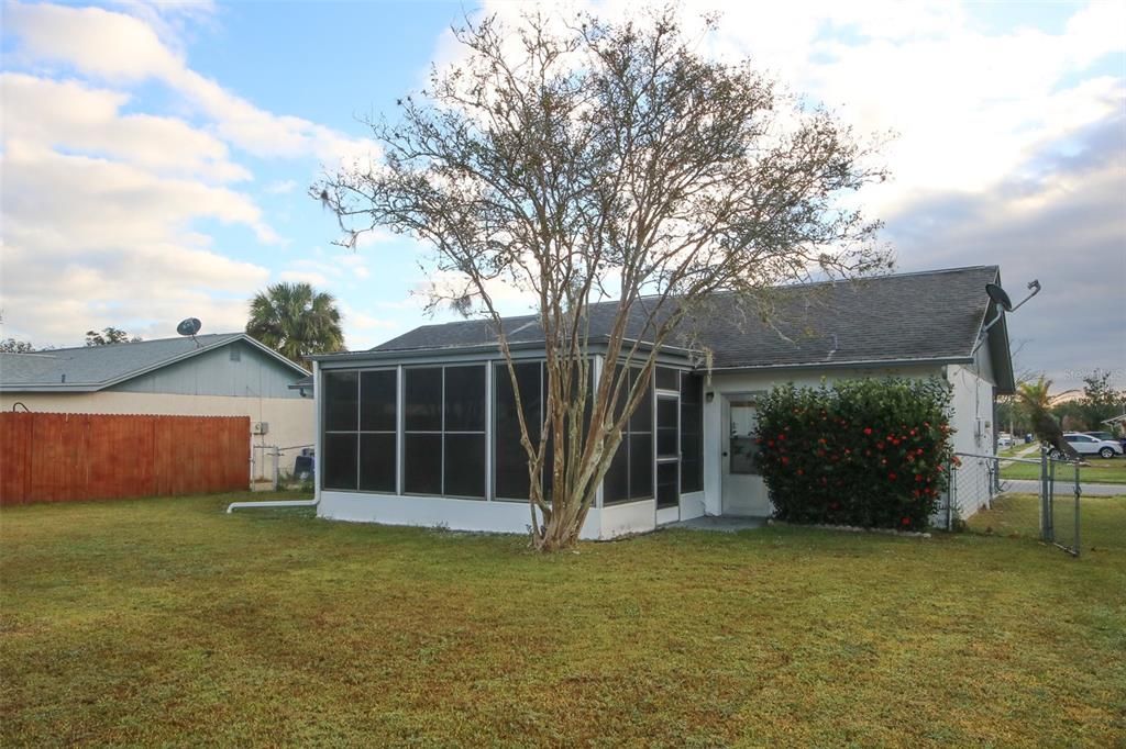 Active With Contract: $208,000 (2 beds, 1 baths, 806 Square Feet)