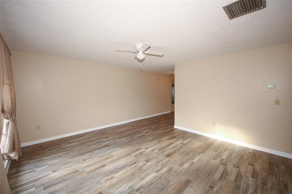 Active With Contract: $208,000 (2 beds, 1 baths, 806 Square Feet)