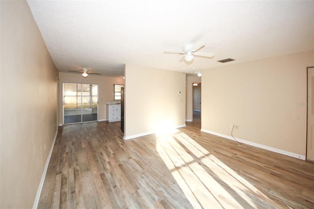 Active With Contract: $208,000 (2 beds, 1 baths, 806 Square Feet)