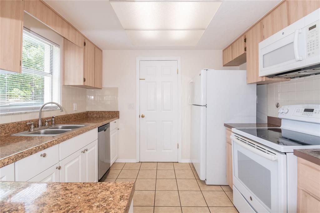 Activo con contrato: $210,000 (3 camas, 1 baños, 1386 Pies cuadrados)