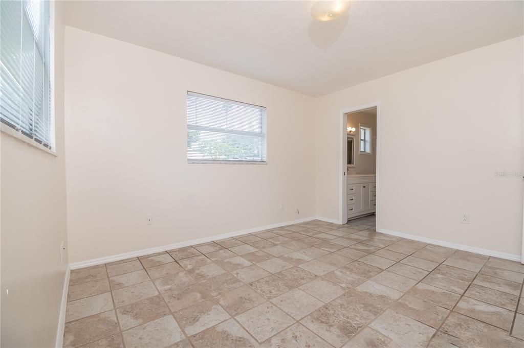 Activo con contrato: $210,000 (3 camas, 1 baños, 1386 Pies cuadrados)