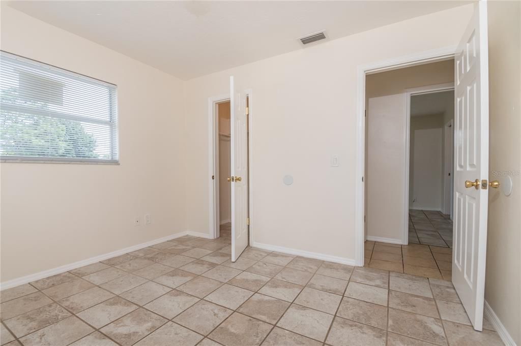 Activo con contrato: $210,000 (3 camas, 1 baños, 1386 Pies cuadrados)