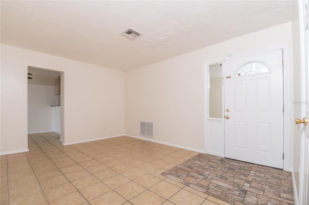 Activo con contrato: $210,000 (3 camas, 1 baños, 1386 Pies cuadrados)