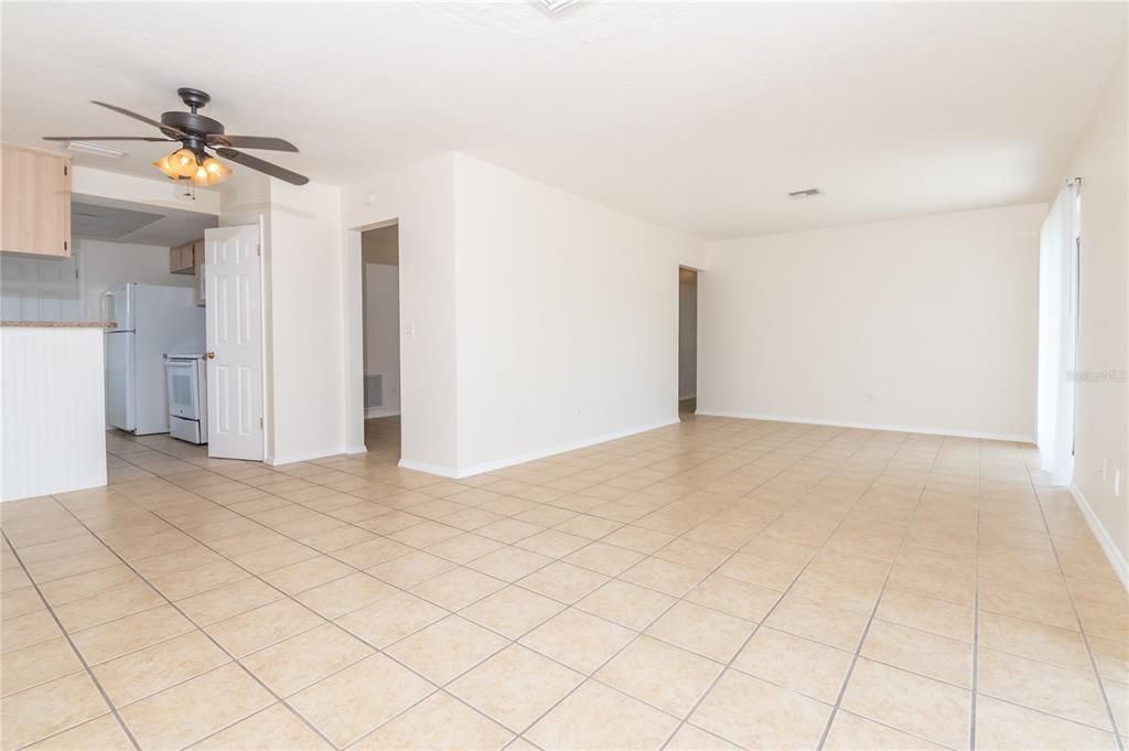 Activo con contrato: $210,000 (3 camas, 1 baños, 1386 Pies cuadrados)