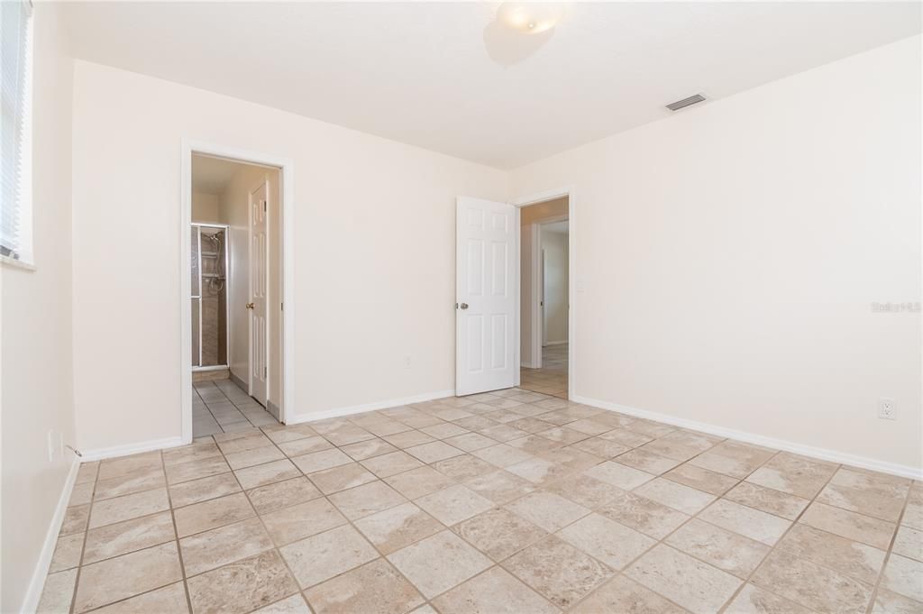 Activo con contrato: $210,000 (3 camas, 1 baños, 1386 Pies cuadrados)