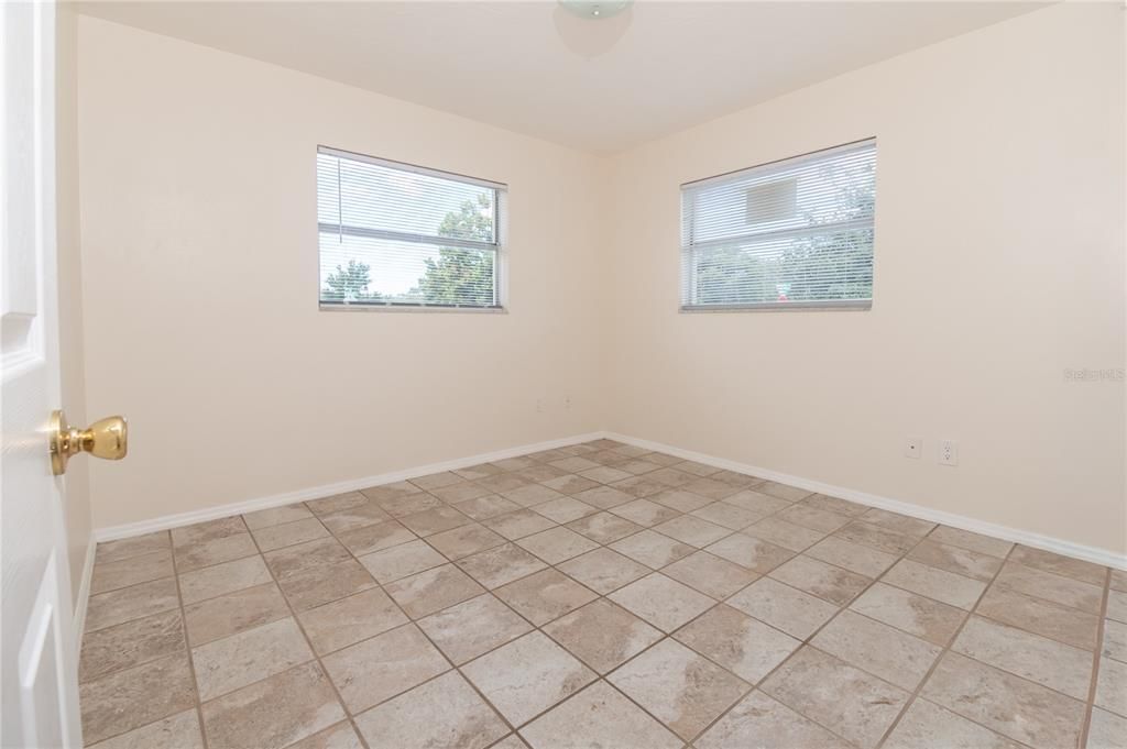 Activo con contrato: $210,000 (3 camas, 1 baños, 1386 Pies cuadrados)