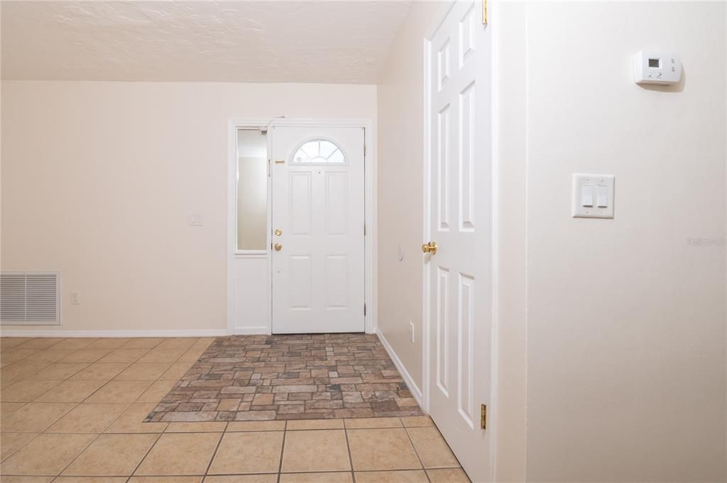 Activo con contrato: $210,000 (3 camas, 1 baños, 1386 Pies cuadrados)